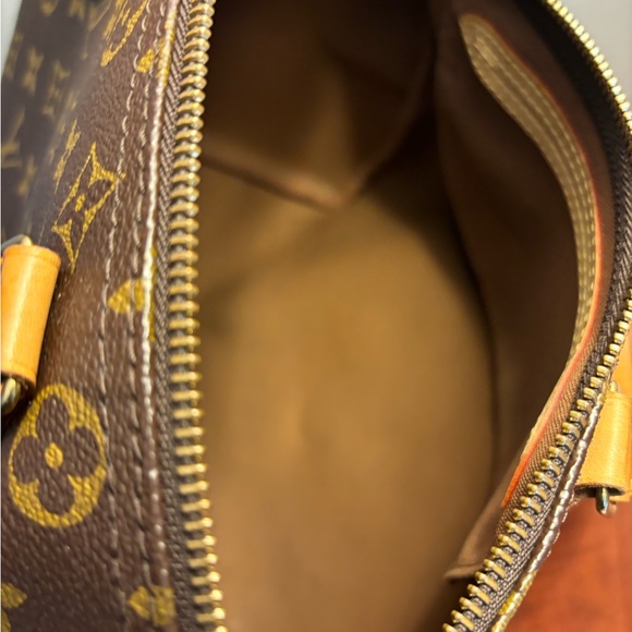 AUTHENTIC Louis Vuitton Speedy 35 Monogram Handbag. - Picture 10 of 12